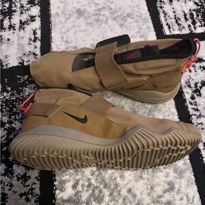 Nike ACG Men's Brown Sneakers with Black Accents